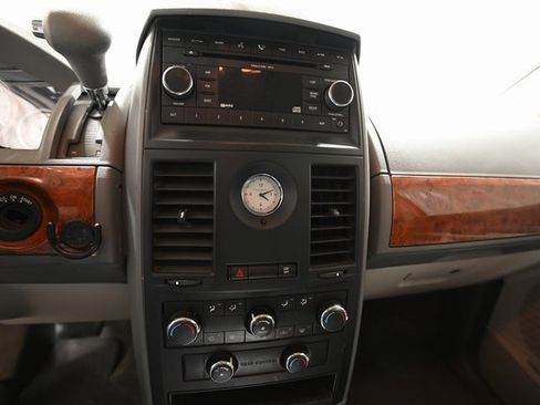 Used 2008 Chrysler Town & Country LX image 6