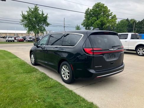 Used 2023 Chrysler Pacifica Touring-L FWD image 7