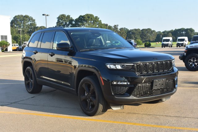 Used 2023 Jeep Grand Cherokee Limited w/ Black Appearance Package AWD/4WD image 3