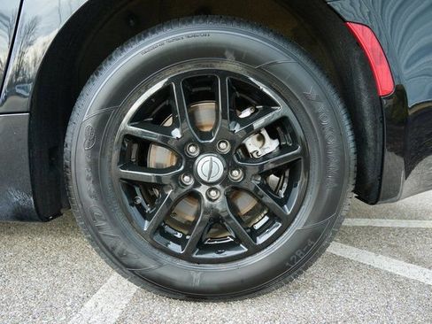 Used 2024 Chrysler Pacifica Touring-L image 27