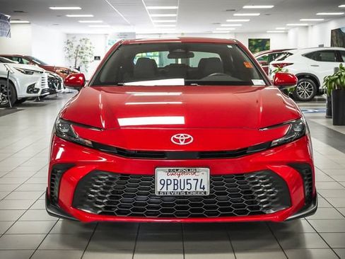 Used 2025 Toyota Camry SE FWD image 3