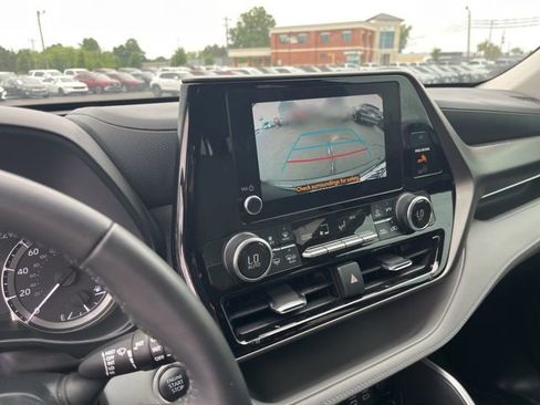 Used 2024 Toyota Highlander LE FWD image 25