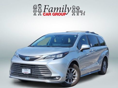 Used 2025 Toyota Sienna XLE FWD image 1