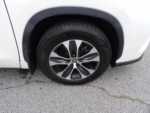 Used 2021 Toyota Highlander XLE AWD/4WD image 12