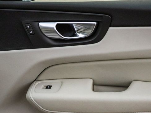 Used 2025 Volvo XC60 B5 Core w/ Protection Package Premier image 20