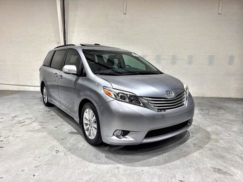 Used 2017 Toyota Sienna Limited FWD image 2