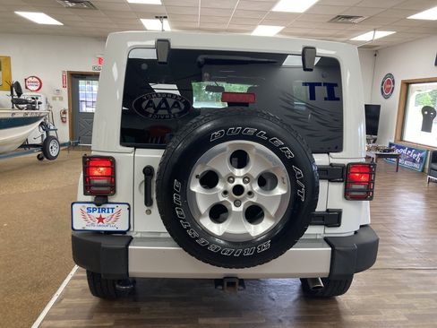 Used 2014 Jeep Wrangler Unlimited Sahara w/ Dual Top Group AWD/4WD image 7