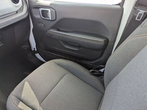 Used 2025 Jeep Wrangler Sahara image 13