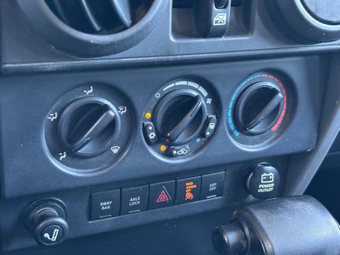 Used 2007 Jeep Wrangler Unlimited Rubicon w/ Dual Top Group AWD/4WD image 20
