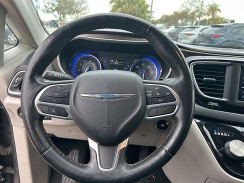 Used 2019 Chrysler Pacifica Touring-L image 18