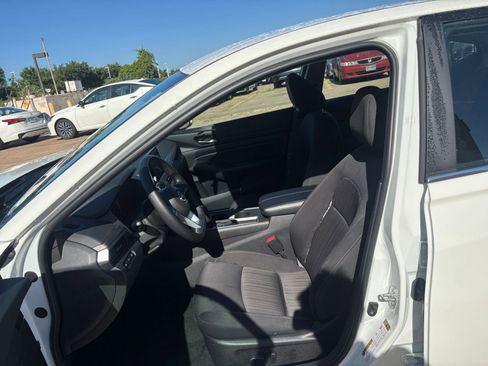 Used 2025 Nissan Altima 2.5 SV FWD image 27