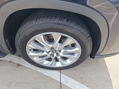 Used 2020 Toyota Highlander Limited image 11