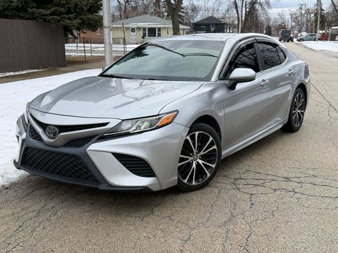 Used 2020 Toyota Camry SE image 2