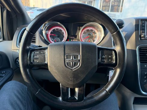 Used 2019 Dodge Grand Caravan SXT image 18