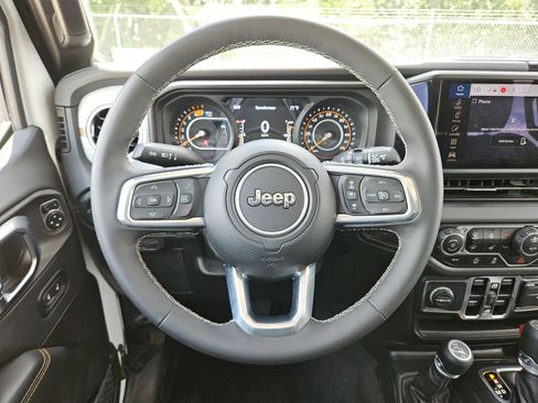 Used 2025 Jeep Wrangler Unlimited Sahara AWD/4WD image 20