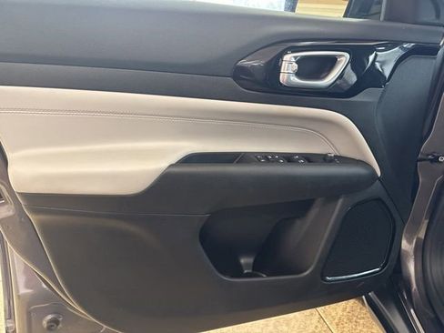 Used 2022 Jeep Compass Limited image 13