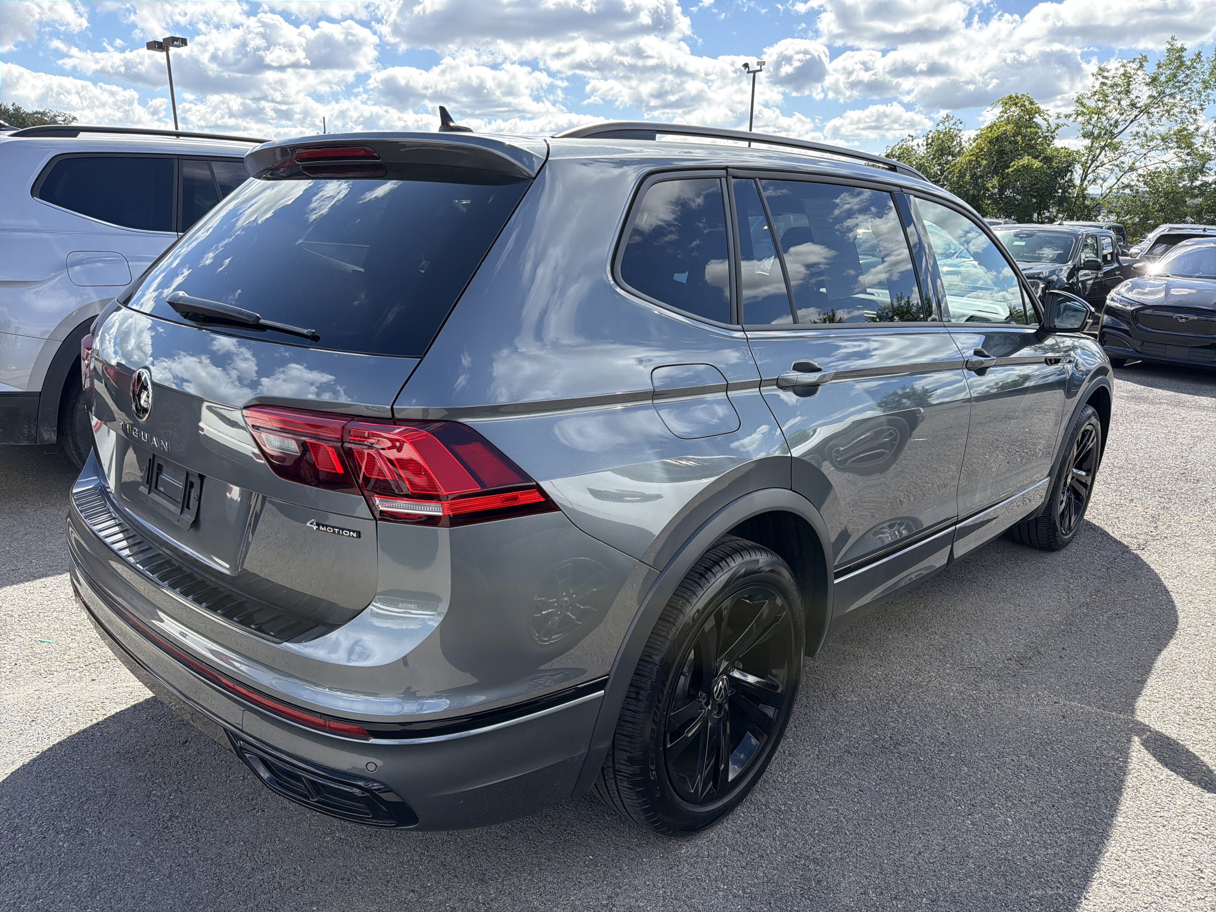 Used 2024 Volkswagen Tiguan SE R-Line AWD/4WD image 7