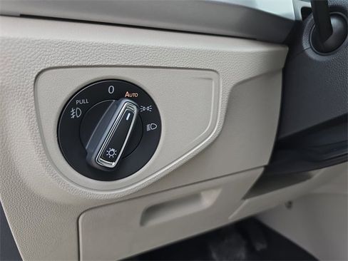 Used 2018 Volkswagen Atlas SE image 30