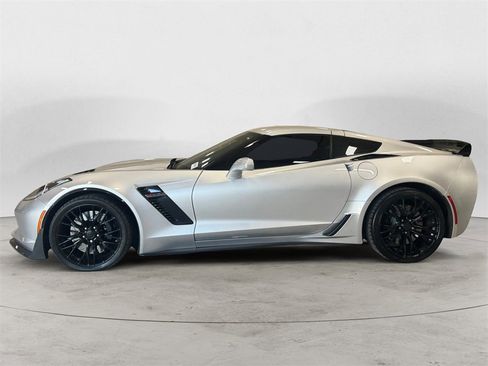 Used 2015 Chevrolet Corvette Z06 w/ 3LZ Preferred Equipment Group image 2
