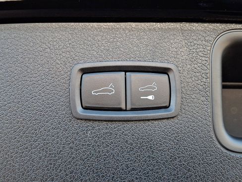 Used 2025 Porsche Macan AWD/4WD image 31