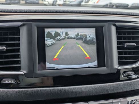 Used 2018 Chrysler Pacifica Touring-L FWD image 25