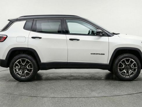 Used 2025 Jeep Compass Trailhawk image 11