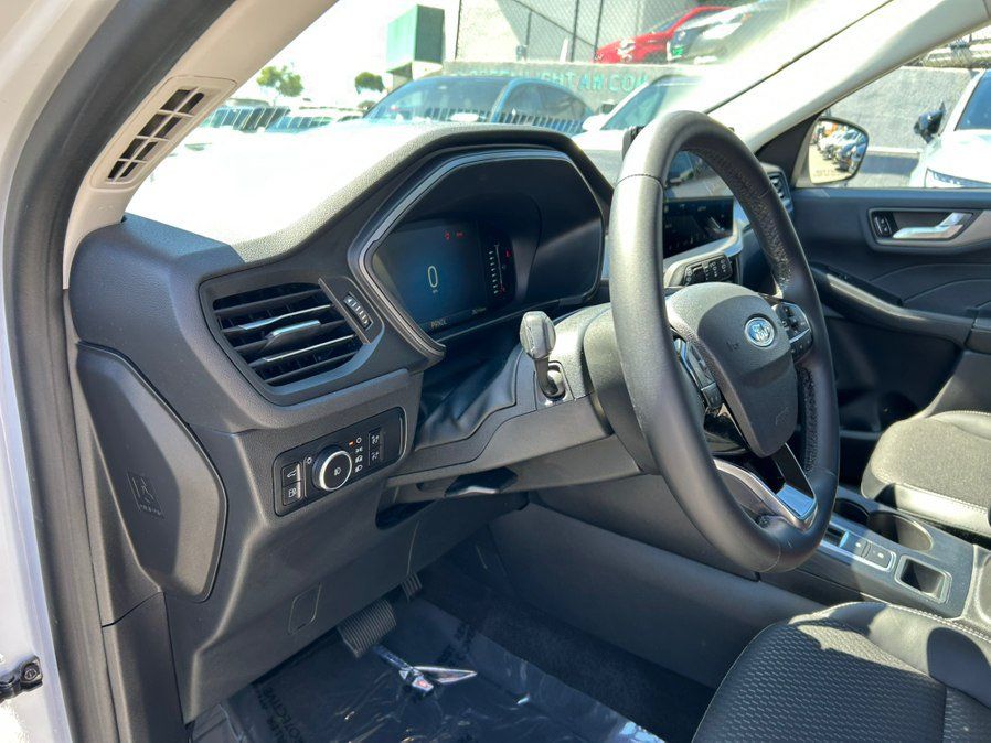 Used 2023 Ford Escape SE FWD image 18