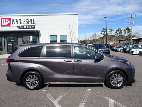 Used 2021 Toyota Sienna LE image 3