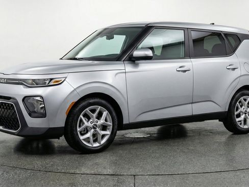 Used 2025 Kia Soul LX w/ LX Technology Package FWD image 3