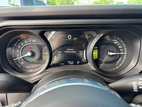 Used 2025 Jeep Wrangler Unlimited Sahara AWD/4WD image 17