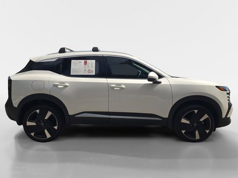 Used 2025 Nissan Kicks SR w/ Illumination Package FWD image 6