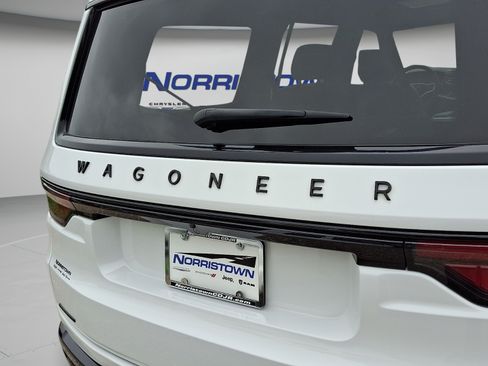 Used 2023 Jeep Wagoneer Series II w/ Convenience Group I AWD/4WD image 32