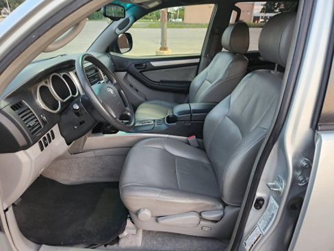 Used 2005 Toyota 4Runner SR5 AWD/4WD image 10
