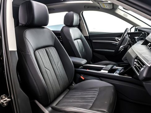 Used 2024 Audi Q8 e-tron Premium Plus image 8