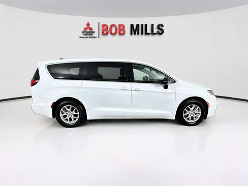 Used 2024 Chrysler Pacifica Touring-L FWD image 8