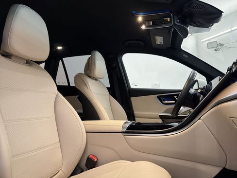Used 2024 Mercedes-Benz GLC 300 image 31