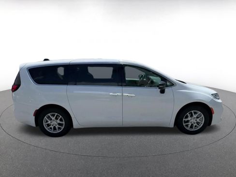Used 2024 Chrysler Pacifica Touring-L FWD image 16