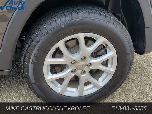 Used 2017 Jeep Cherokee Latitude w/ Cold Weather Group AWD/4WD image 10