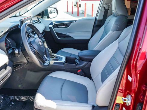 Used 2022 Toyota RAV4 XLE Premium image 19