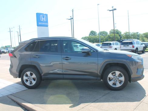 Used 2019 Toyota RAV4 XLE FWD image 3