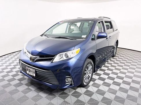 Used 2020 Toyota Sienna XLE w/ XLE Navigation Package image 3