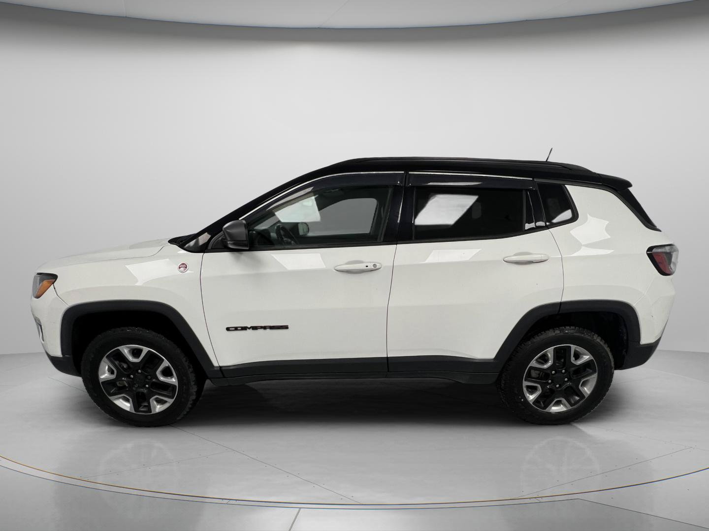 Used 2018 Jeep Compass Trailhawk AWD/4WD image 2