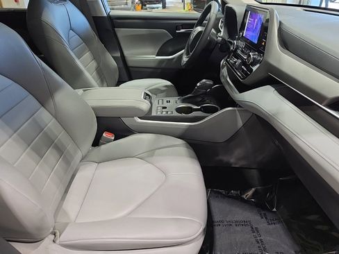Used 2023 Toyota Highlander XLE AWD/4WD image 13