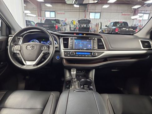 Certified 2019 Toyota Highlander XLE AWD/4WD image 17