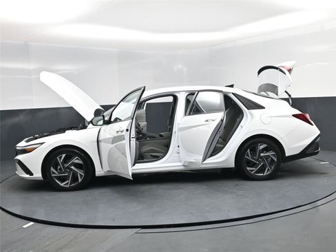 Certified 2025 Hyundai Elantra Sport image 22