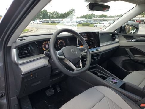 Certified 2025 Volkswagen Tiguan SE w/ Panoramic Sunroof Package AWD/4WD image 18