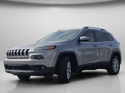 Used 2017 Jeep Cherokee Latitude w/ Comfort/Convenience Group AWD/4WD image 18