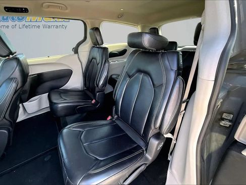 Used 2023 Chrysler Pacifica Touring-L FWD image 28
