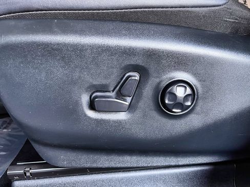 Used 2024 Chrysler Pacifica Limited FWD image 36