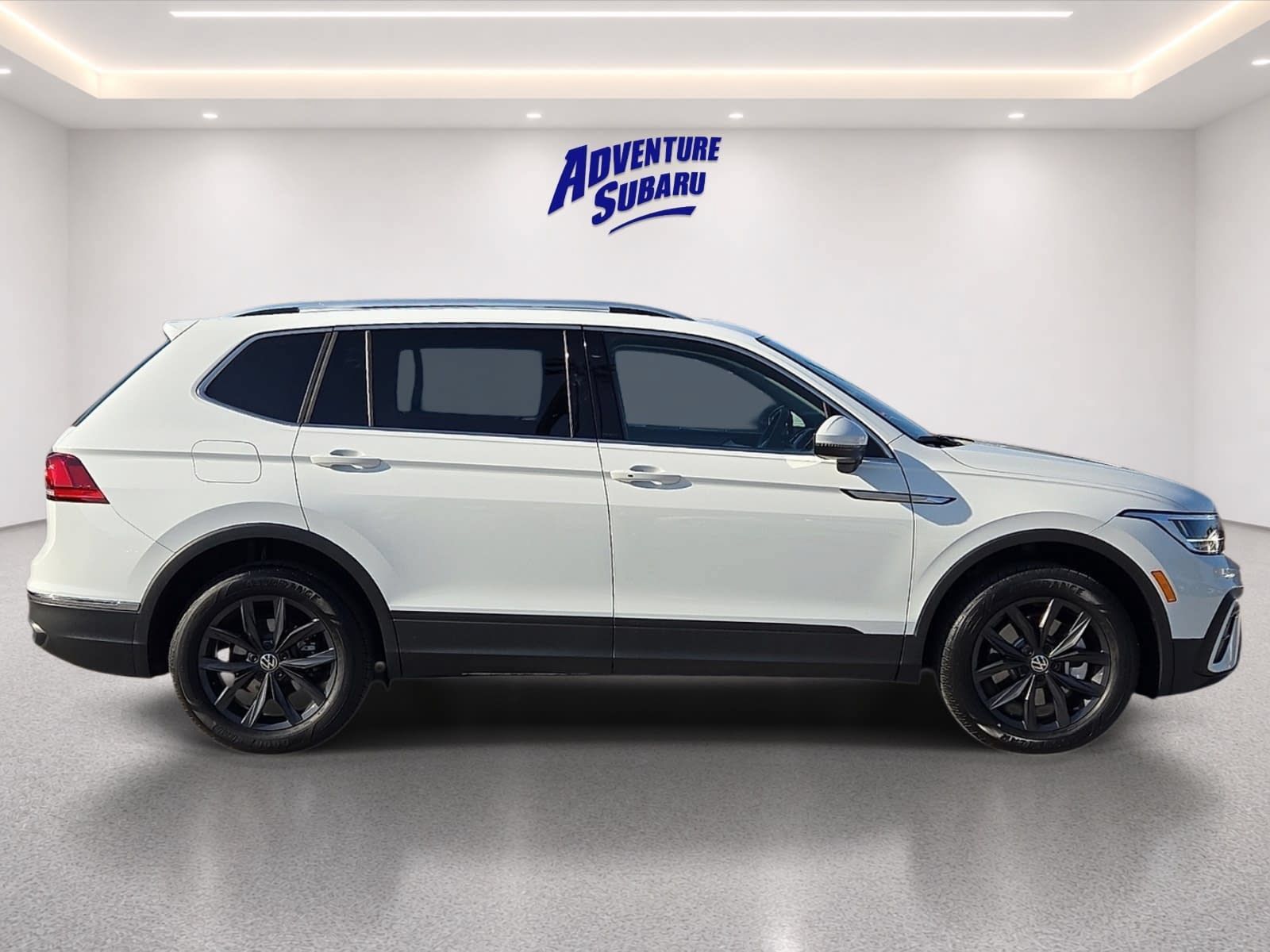 Used 2024 Volkswagen Tiguan SE w/ Panoramic Sunroof Package FWD image 7